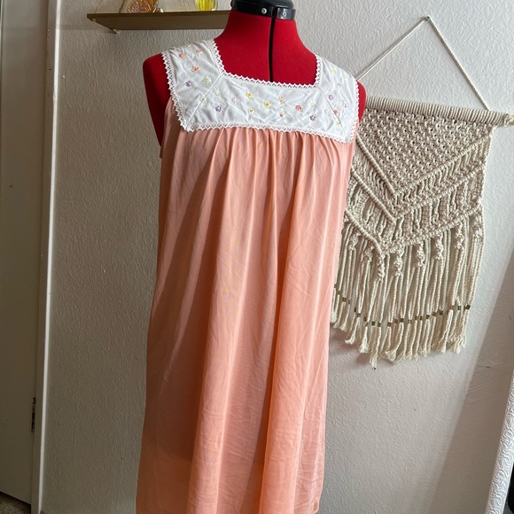 Sold ! Vintage Peach Sleeveless nightgown Dress with Embroidered  #4 - Picture 1 of 6